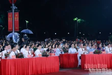 党和国家领导出席“他老人家是胡志明”特别文艺晚会。