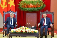 越共中央总书记苏林会见法国共产党全国书记鲁塞尔。