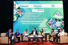 各位代表在座谈会上展开讨论。（图片来源：thoibaotaichinhvietnam.vn）