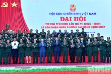 苏林总书记和各位代表合影。