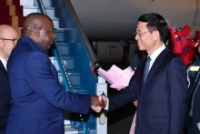 越南科技部长阮孟雄前往内排机场欢迎布隆迪总统埃瓦里斯特·恩达伊施米耶及夫人。（图片来源：越通社）