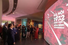 各位代表参观展会。（图片来源：人民军队报）