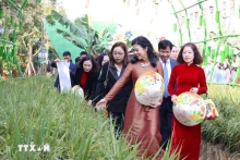 苏林总书记夫人吴芳璃和各位代表参观花街。（图片来源：越通社）