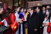 旅居波兰越南人社团前来迎接越南政府总理范明正。（图片来源：baochinhphu.vn）