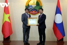 老挝副总理兼外交部长沙伦塞·贡马西向越南驻老挝大使阮伯雄授予三级自由勋章。（图片来源：vov.vn）