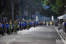 青年自愿者为阮富仲总书记国葬服务。