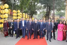 阮富仲总书记前往升龙皇城遗迹区敬香。