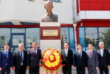胡志明市市委书记阮文年和各位代表在胡志明学校合影。（图片来源：hcmcpv.org.vn）