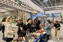 越南手工艺品在博览会上吸引众多人的关注。（图片来源：越通社）