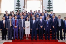 范明正总理和严介和先生以及中国企业领导合影。