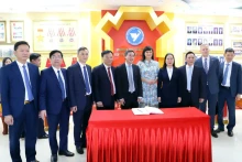 太平省领导和丹麦内政和卫生部工作代表团在太平省医药大学传统室合影。（图片来源：suckhoedoisong.vn）