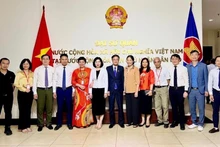 各位代表合影。（图片来源：kinhtedothi.vn）
