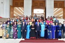 范明正总理和越南模范女性企业家。（图片来源：phunuvietnam.vn）