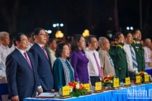 范明正总理和各位代表在活动上向国旗敬礼。
