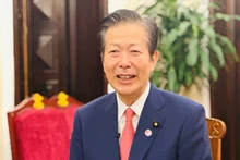 日本公明党党首山口那津男向越南媒体通报有关越日合作关系及未来发展前景的内容。（图片来源：越通社）