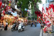马行街上的店铺变得闪闪发光，充满了圣诞色彩。