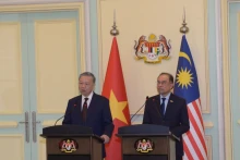 苏林总书记和马来西亚总理安瓦尔•易卜拉欣共同会见记者。