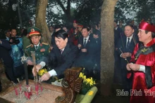 越南国家主席梁强敬香缅怀各位雄王。（图片来源：baophutho.vn）