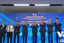 各位代表出席仪式。（图片来源：vovgiaothong.vn）