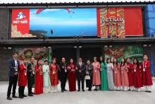 越南展览馆领导、干部合影。