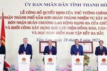 越南国家主席阮春福（中）出席往北集结的南部同胞纪念区奠基仪式。（图片来源：越通社）