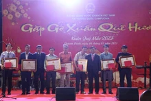 为社区做出贡献的个人、集体荣获奖状。