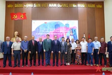 与会代表合影。（图片来源：qdnd.vn）