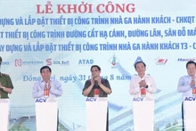 范明正总理和各位代表出席动工仪式。
