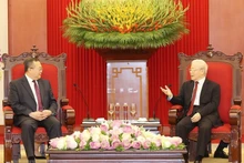 越共中央总书记阮富仲会见中共中央对外联络部部长刘建超。（图片来源：越通社）