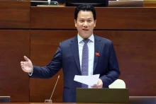 越南自然资源与环境部部长邓国庆回答国会代表质问。（图片来源：越通社）