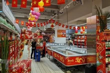 设在法国里昂市巴迪厄贸易中心的家乐福大型超市的迎春越南商品展位。（图片来源：越通社）