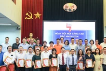 荣获2023年第二次《人民报》创新奖的作者小组、单位代表同《人民报》社编委会合影。