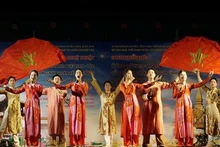 “越南香色和越老友谊之情”艺术活动的表演节目。（图片来源：越通社）