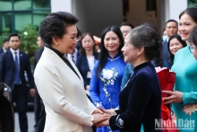 越共中央总书记阮富仲夫人吴氏敏欢迎中共中央总书记、中国国家主席习近平夫人彭丽媛教授。