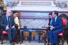 胡志明市人民委员会主席潘文买会见法国勒阿弗尔市市长爱德华·菲利普。