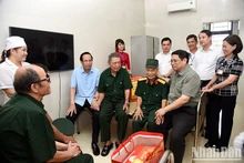 范明正总理和各位伤残军人。