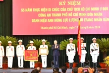 越共中央总书记、国家主席苏林向胡志明市公安力量授予人民武装力量英雄称号。（图片来源：sggp.org.vn）