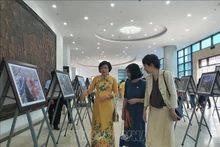 “2023年越南与日本文化节”活动活动框架内举行的“图片展。（图片来源：越通社）