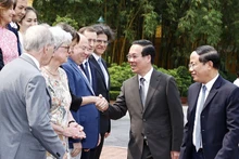 国家主席武文赏和各位科学家。（图片来源：越通社）