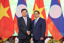 越南政府总理范明正会见老挝人民革命党中央总书记、国家主席通伦