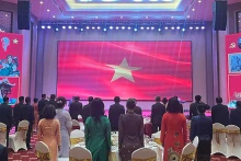  与会代表向国旗敬礼。