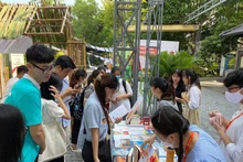 河内书街吸引众多青少年的关注。