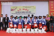 山罗省学生获得《人民报》社总编辑黎国明的春节礼物。