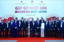 出席活动的各位代表合影。（图片来源：越通社）