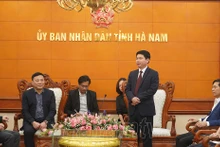 河南省人民委员会主席张国辉在会见中介绍河南省投资环境。（图片来源：越通社）