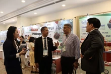 出席会议的各位代表交流。（图片来源：越通社）