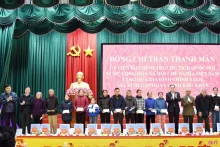 国会主席陈青敏向河静省优抚家庭赠送礼物。（图片来源：giaoducthoidai.vn）
