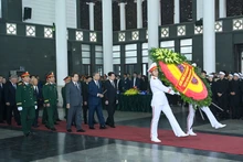 由越共中央总书记苏林率领的越共中央委员会前来吊唁阮决大将。