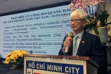 胡志明市越斯友好协会主席裴光海在见面会上发言。（图片来源：越通社）