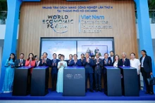 范明正总理和各位代表出席胡志明市第四次工业革命中心（C4IR）竣工暨揭牌仪式。（图片来源：baodautu.vn）